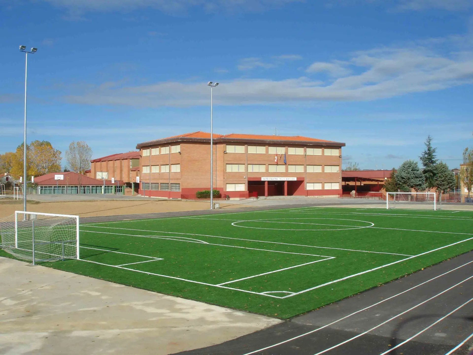 Instalaciones del CEIP Miguel Hernández vistas desde el campo de fútbol