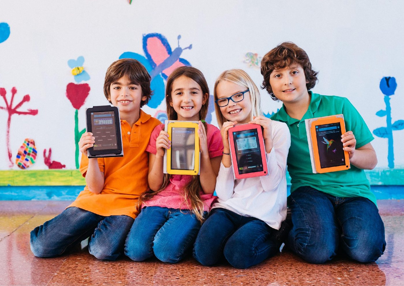 Alumnado de Primaria mostrando sus tablets con actividades de Snappet