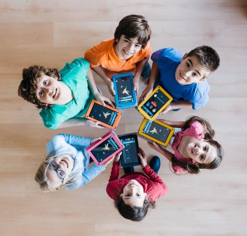 Grupo de alumnos y alumnas trabajando con sus tablets en el aula